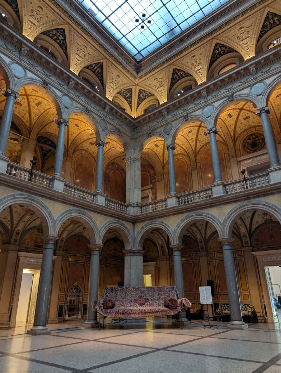 Царь-диван в музее прикладных искусств МАК